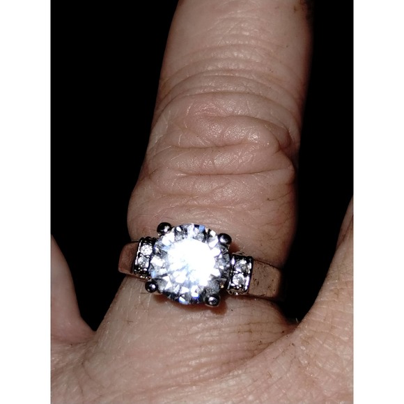 beautiful sterling silver band with bright CZ solitaire Stone size 7.5 - Picture 1 of 1
